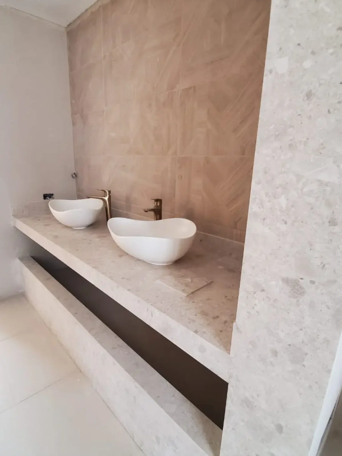 proyecto de Instalación de Mármol, Cuarzo y Granito para Baños-11
