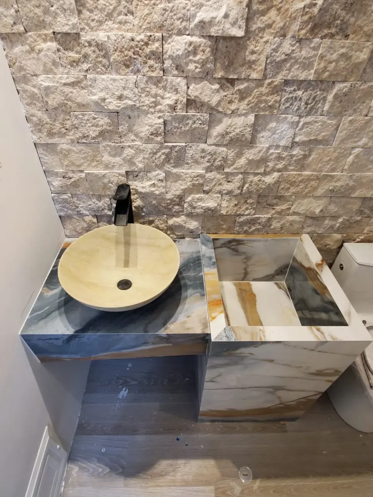 proyecto de Instalación de Mármol, Cuarzo y Granito para Baños-3